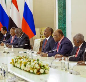 البرهان وبوتين يبحثان في الكرملين تطوير العلاقات السودانية الروسية إلى شراكة استراتيجية، ومشروعات مشتركة في الطاقة والمعادن والزراعة والتعليم، ودعم الاستقرار والسلام في السودان.