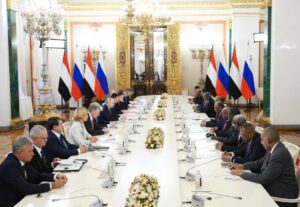 البرهان وبوتين يبحثان في الكرملين تطوير العلاقات السودانية الروسية إلى شراكة استراتيجية، ومشروعات مشتركة في الطاقة والمعادن والزراعة والتعليم، ودعم الاستقرار والسلام في السودان.