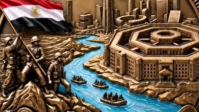 بقلم المؤرخ العسكري د. احمد علي عطية الله الزمان مضت على حرب اعادت للمواطن المصرى والعربى العزة والكرامة وجعلته يرفع هامته فى عنان السماء ويتباهى بمصريته وعروبته بين الامم بعد ان حققت مصر انتصارها الباهر بجهد وعرق ودماء ابنائها ودعم اشقائها وحررت ارضها السليبة وارتفعت اعلامها شامخة خفاقة . وفى هذه المناسبة الجليلة ونحن تستعيد ذكرياتها ونستلهم معانيها نوجه كل الشكر والتقدير لقواتنا المسلحة الباسلة سيف ودرع هذه الامة جنودا وقادة وكذلك لقيادتنا السياسية لفخامة الرئيس عبد الفتاح السيسى داعين الله ان يعينه على تحمل هذه المهمة الثقيلة بأعبائها وتحدياتها.. كما لايفوتنا هنا توجيه التحية والشكر والتقدير لكل الابطال الذين شاركوا فى احراز نصر اكتوبر من لايزال منهم على قيد الحياة ومن استشهد منهم فى ميدان القتال وسالت دماؤه الزكية على ارض سيناء الحبيبة او من توفاه الله بعد احراز النصر المؤزر ..وايضا الى شهداؤنا الابرار شهاء الواجب فى حرب مصر ضد الارهاب ليواصل ابناء مصر من رجال القوات المسلحة الحفاظ على مصر وتراب مصر من دنس كل عدو غادر. ولعل اهم ما نستخلصه فى هذه الذكرى الخالدة فى بناء جمهوريتنا الجديدة هو ان اهم عوامل النصر كانت وحدة الصف ووقوف شعب مصر العظيم فى جبهة واحدة خلف قائدها وجيشها فهى أهم مقومات النجاح وتحدى الصعاب والتمسك بالعزيمة القوية والارادة التى لاتلين والاصرار على تحقيق النجاح بعدم الاستماع الى الشائعات من اعداء الخارج وجهلاء الداخل الذين ليس لهم هما سوى عرقلة مسيرة التقدم والنجاح. ولكن من حسن حظ هذه البلد أن وعد الله سبحانه وتعالى بحفظها ووصي الرسول الكريم بها ووصفه لجنودها بـ" خير أجناد الارض" لأن أهلها فى رباط الى يوم القيامة .. فياشباب مصر قد سلمناكم أعلام مصر مرفوعة فحافظوا عليها خفاقة ولا تصغوا لمن يحيك لها ولكم المؤامرات لانهم يعلمون انكم عدتها وذخيرتها ولا تعطوا اذانكم فى هذه المناسبة لكل ماكر لئيم اتدى قوب المعرفة والنصح من صفحات متحدث باسم جيش اعدائكم أو أعلام موجه من خارج مصر يدعى العاملون به انهم مصريون مثلكم ويهمهم أمركم ومايردون الا الاصلاح وفى الحقيقة هم لايردون الا الخراب والدمار والفتنة وهدم كل ماتم بناؤه وهم يعيشون فى الخارج فى رغد من العيش ويجزل لهم العطاء كلما زادوا من أحقاد 53 عاما مرت علي حرب اكتوبر المجيدة من مذكرات قادة العدو الاسرائيلي