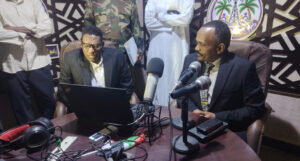 السودان - دنقلا :نضال عثمان 

أعلن الأمين العام للمجلس الأعلى للثقافة والإعلام بالولاية الشمالية الأستاذ زهير الطيب بانقا، تبنيه خطة متكاملة لتطوير هيئة إذاعة وتلفزيون الشمالية، ترتكز على تطوير المحتوى وتأهيل الكوادر وتحسين بيئة العمل، بما يرتقي بالرسالة الإعلامية ويدعم قضايا الولاية ويعزز الرسائل الوطنية ويساند القوات المسلحة.

وكشف بانقا خلال زيارة ميدانية سجلها اليوم الأحد 4 أكتوبر 2026 إلى مقر الهيئة بدنقلا برفقة مدير الإعلام والعلاقات العامة بالمجلس، عن أربعة محاور عاجلة تمثل خارطة الطريق للمرحلة المقبلة، تشمل: تحديث أساليب نقل الأخبار والتقارير، وتوظيف الإعلام لدعم الموسم الزراعي عبر رسائل توعوية وإرشادية هادفة، وتعزيز الحضور الإعلامي بالمحليات والنزول الميداني للمواطنين والوقوف على قضاياهم، وإبراز البوابة النوبية كرمز ثقافي وشعار للولاية الشمالية في الرسالة الإعلامية.

وكان في استقباله مدير  قناة الشمالية الأستاذ ناجي فاروق ومديرو الإدارات والعاملون، حيث طاف على مختلف الإدارات والأقسام ووقف على الترتيبات الفنية والإدارية وبيئة العمل واحتياجات العاملين.

وعقد بانقا اجتماعاً موسعاً مع إدارة الهيئة ، استمع خلاله إلى شرح مفصل من الأستاذ ناجي فاروق حول طبيعة العمل والهيكل الإداري والمعينات المتاحة وسير العمل، فيما قدم مديرو الإدارات عرضاً حول مهام واختصاصات كل إدارة وأبرز المعوقات والتحديات وطرحوا جملة من الأفكار والمقترحات والابتكارات لتجويد الأداء وتحسين بيئة العمل.

وأكد بانقا أن الزيارة تأتي ضمن برنامج زيارات ميدانية ينفذها المجلس للمؤسسات والأمانات والجهات ذات الصلة تحت شعار "الثقافة تقود المجتمع"، بهدف تعزيز التواصل وبناء علاقات عمل قائمة على التنسيق والتشبيك بما يسهم في تطوير العمل الثقافي والإعلامي وتحقيق الرضا الوظيفي ورفع مستوى الأداء، مشدداً على أن الإذاعة تظل أسرع الوسائل وصولاً للمجتمع حين تخاطبه بلغته وتلامس قضاياه اليومية.

واختتم اللقاء بالتأكيد على مواصلة العمل المشترك بروح الفريق الواحد والاستفادة من الكوادر والخبرات المتراكمة، بما يحقق أهداف ورسالة الإعلام في خدمة المجتمع ودعم قضايا الولاية الشمالية.

الشمالية.:خارطة طريق لتطوير هيئة إلاذاعة والتلفزيون
