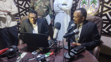 السودان - دنقلا :نضال عثمان أعلن الأمين العام للمجلس الأعلى للثقافة والإعلام بالولاية الشمالية الأستاذ زهير الطيب بانقا، تبنيه خطة متكاملة لتطوير هيئة إذاعة وتلفزيون الشمالية، ترتكز على تطوير المحتوى وتأهيل الكوادر وتحسين بيئة العمل، بما يرتقي بالرسالة الإعلامية ويدعم قضايا الولاية ويعزز الرسائل الوطنية ويساند القوات المسلحة. وكشف بانقا خلال زيارة ميدانية سجلها اليوم الأحد 4 أكتوبر 2026 إلى مقر الهيئة بدنقلا برفقة مدير الإعلام والعلاقات العامة بالمجلس، عن أربعة محاور عاجلة تمثل خارطة الطريق للمرحلة المقبلة، تشمل: تحديث أساليب نقل الأخبار والتقارير، وتوظيف الإعلام لدعم الموسم الزراعي عبر رسائل توعوية وإرشادية هادفة، وتعزيز الحضور الإعلامي بالمحليات والنزول الميداني للمواطنين والوقوف على قضاياهم، وإبراز البوابة النوبية كرمز ثقافي وشعار للولاية الشمالية في الرسالة الإعلامية. وكان في استقباله مدير قناة الشمالية الأستاذ ناجي فاروق ومديرو الإدارات والعاملون، حيث طاف على مختلف الإدارات والأقسام ووقف على الترتيبات الفنية والإدارية وبيئة العمل واحتياجات العاملين. وعقد بانقا اجتماعاً موسعاً مع إدارة الهيئة ، استمع خلاله إلى شرح مفصل من الأستاذ ناجي فاروق حول طبيعة العمل والهيكل الإداري والمعينات المتاحة وسير العمل، فيما قدم مديرو الإدارات عرضاً حول مهام واختصاصات كل إدارة وأبرز المعوقات والتحديات وطرحوا جملة من الأفكار والمقترحات والابتكارات لتجويد الأداء وتحسين بيئة العمل. وأكد بانقا أن الزيارة تأتي ضمن برنامج زيارات ميدانية ينفذها المجلس للمؤسسات والأمانات والجهات ذات الصلة تحت شعار "الثقافة تقود المجتمع"، بهدف تعزيز التواصل وبناء علاقات عمل قائمة على التنسيق والتشبيك بما يسهم في تطوير العمل الثقافي والإعلامي وتحقيق الرضا الوظيفي ورفع مستوى الأداء، مشدداً على أن الإذاعة تظل أسرع الوسائل وصولاً للمجتمع حين تخاطبه بلغته وتلامس قضاياه اليومية. واختتم اللقاء بالتأكيد على مواصلة العمل المشترك بروح الفريق الواحد والاستفادة من الكوادر والخبرات المتراكمة، بما يحقق أهداف ورسالة الإعلام في خدمة المجتمع ودعم قضايا الولاية الشمالية. الشمالية.:خارطة طريق لتطوير هيئة إلاذاعة والتلفزيون