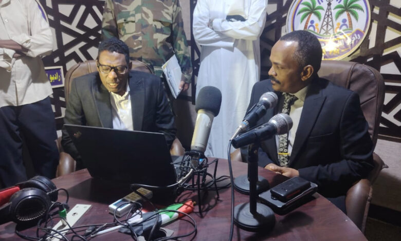 السودان - دنقلا :نضال عثمان أعلن الأمين العام للمجلس الأعلى للثقافة والإعلام بالولاية الشمالية الأستاذ زهير الطيب بانقا، تبنيه خطة متكاملة لتطوير هيئة إذاعة وتلفزيون الشمالية، ترتكز على تطوير المحتوى وتأهيل الكوادر وتحسين بيئة العمل، بما يرتقي بالرسالة الإعلامية ويدعم قضايا الولاية ويعزز الرسائل الوطنية ويساند القوات المسلحة. وكشف بانقا خلال زيارة ميدانية سجلها اليوم الأحد 4 أكتوبر 2026 إلى مقر الهيئة بدنقلا برفقة مدير الإعلام والعلاقات العامة بالمجلس، عن أربعة محاور عاجلة تمثل خارطة الطريق للمرحلة المقبلة، تشمل: تحديث أساليب نقل الأخبار والتقارير، وتوظيف الإعلام لدعم الموسم الزراعي عبر رسائل توعوية وإرشادية هادفة، وتعزيز الحضور الإعلامي بالمحليات والنزول الميداني للمواطنين والوقوف على قضاياهم، وإبراز البوابة النوبية كرمز ثقافي وشعار للولاية الشمالية في الرسالة الإعلامية. وكان في استقباله مدير قناة الشمالية الأستاذ ناجي فاروق ومديرو الإدارات والعاملون، حيث طاف على مختلف الإدارات والأقسام ووقف على الترتيبات الفنية والإدارية وبيئة العمل واحتياجات العاملين. وعقد بانقا اجتماعاً موسعاً مع إدارة الهيئة ، استمع خلاله إلى شرح مفصل من الأستاذ ناجي فاروق حول طبيعة العمل والهيكل الإداري والمعينات المتاحة وسير العمل، فيما قدم مديرو الإدارات عرضاً حول مهام واختصاصات كل إدارة وأبرز المعوقات والتحديات وطرحوا جملة من الأفكار والمقترحات والابتكارات لتجويد الأداء وتحسين بيئة العمل. وأكد بانقا أن الزيارة تأتي ضمن برنامج زيارات ميدانية ينفذها المجلس للمؤسسات والأمانات والجهات ذات الصلة تحت شعار "الثقافة تقود المجتمع"، بهدف تعزيز التواصل وبناء علاقات عمل قائمة على التنسيق والتشبيك بما يسهم في تطوير العمل الثقافي والإعلامي وتحقيق الرضا الوظيفي ورفع مستوى الأداء، مشدداً على أن الإذاعة تظل أسرع الوسائل وصولاً للمجتمع حين تخاطبه بلغته وتلامس قضاياه اليومية. واختتم اللقاء بالتأكيد على مواصلة العمل المشترك بروح الفريق الواحد والاستفادة من الكوادر والخبرات المتراكمة، بما يحقق أهداف ورسالة الإعلام في خدمة المجتمع ودعم قضايا الولاية الشمالية. الشمالية.:خارطة طريق لتطوير هيئة إلاذاعة والتلفزيون