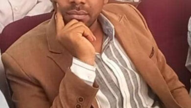 الحسن عبدالمهيمن — السودان الدكتور الصيدلي محممد كمال.. مرغني شاب يمتلئ طموح.. وتفااؤل. ظل يقاتل ممسكا بالامل كسلاح في ميدان الصناعة الدوائيه بعد الحرب. جا للشمالية يحمل الامل والطموح فاسس مصنع للادويه الطبية.. وفي اقل من ٤٠ يوم استطاع ان ينافس المنتوج العالمي محمد يقدم مشروع ورساله لكل الشباب مفادها نحن نقاتل ونبني ونصنع حتي نبني بلادنا السمحه دكتور صيدلي محمد كمال.. قصة شاب طموح