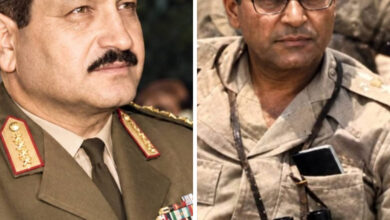 بقلم د. ياسر زينهم حسن في حرب أكتوبر المجيدة كان النصر له جناحان جناح يفتح الطريق وجناح يعبر عليه وكان هذان الجناحان هما اللواء جمال محمود علي و اللواء فؤاد عزيز غالي الأول فتح للجيش باب المستحيل والثاني عبر وحقق أول نصر على الأرض أولاً اللواء أ.ح جمال محمود علي الرجل الذي أذاب جبل الرمال بالماء ولد اللواء جمال محمد علي عام 1921 بالقاهرة وشارك في حروب 48 والعدوان الثلاثي و67 حتى تولى منصب مدير سلاح المهندسين العسكريين في حرب أكتوبر 1973 كانت أمام مصر معضلتان قال عنهما الخبراء الروس إنهما تحتاجان لقنبلة ذرية الساتر الترابي بارتفاع 20 متراً وخط بارليف جرب سلاح المهندسين كل شيء ضرب الساتر بالقنابل والصواريخ قصيرة المدى وفشل وحتى فكرة إنزال أوناش بالهليكوبتر أُلغيت لخطورتها هنا تدخل عبقرية اللواء جمال محمود علي فتذكر أن سلاحه استخدم المياه في بناء السد العالي لهدم التلال الرملية بدأ البحث عن طلمبات وجاءت اللحظة الفارقة بتجربة للفريق جلال سر رئيس مهندسي الجيش الثاني فتلقفها اللواء جمال وطورها حتى وصل إلى الطلمبة الإنجليزية الصنع وتقرر شراء 400 طلمبة منها النتيجة؟ 60 ثغرة في الساتر الترابي فُتحت بخراطيم المياه عالية الضغط في 6 ساعات فقط وأقيمت 10 كباري ثقيلة و10 كباري اقتحام و34 معدية لنقل الدبابات لولا فكرته، ما عبرت دبابة واحدة ثانياً اللواء فؤاد عزيز غالي فاتح القنطرة وقلب الأسد القبطي إذا كان المهندسون قد فتحوا الباب فإن من اقتحمه أولاً كان رجل من صعيد مصر ولد الفريق فؤاد عزيز غالي في 10 ديسمبر 1927 بمدينة ملوي بالمنيا وتخرج في الكلية الحربية 1946 وشارك في حروب 48 و56 و67 رئيساً لعمليات الفرقة الثانية مشاة في حرب أكتوبر 1973 كان قائداً للفرقة 18 مشاة المكلفة باقتحام قناة السويس في منطقة القنطرة وتدمير القوات الإسرائيلية في النقاط الحصينة كانت ملحمته أسطورية بالأرقام بعد 10 دقائق فقط من العبور تم الاستيلاء على أول نقطة حصينة على مستوى الجبهة وهي القنطرة واحد بعد 50 دقيقة تم الاستيلاء على 6 نقاط حصينة في 7 أكتوبر دمرت قواته 37 دبابة إسرائيلية ووسعت رأس الكوبري لعمق 9 كيلو متر وحررت مدينة القنطرة شرق بالكامل حتى أنه اتصل بالفريق أحمد إسماعيل وقال جملته الخالدة القنطرة بتتكلم عربي يا فندم ولشجاعته عُين في 12 ديسمبر 1973 قائداً للجيش الثاني الميداني ثم كرمه الرئيس السادات ومنحه رتبة الفريق وعُين أول محافظ قبطي لجنوب سيناء عام 1980 ليظل رمزاً للوحدة الوطنية قائد أحبه جنوده وضرب به المثل في القيادة الإنسانية الخلاصة في الكبسولة جمال محمود علي هو العقل الذي فكر وفؤاد عزيز غالي هو القلب الذي نفذ أحدهما أغرق الساتر بالماء والآخر أغرق العدو بالنار وكلاهما كتب اسمه بحروف من نور في سجل العسكرية المصرية رحم الله الأبطال بطولتان لعبور واحد جمال محمود علي وفؤاد عزيز غالي عبقرية المهندسين وشجاعة المشاة في ملحمة أكتوبر بطولتان لعبور واحد جمال محمود علي وفؤاد عزيز غالي عبقرية المهندسين وشجاعة المشاة في ملحمة أكتوبر