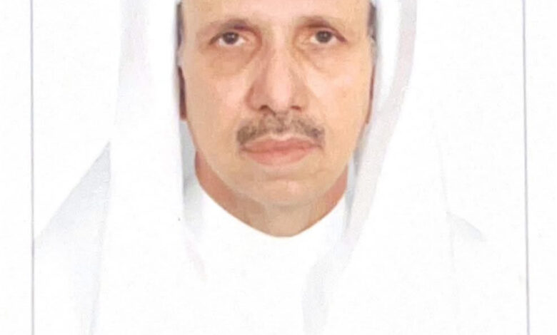 بقلم لواء.م / محمد بن سعيد الحارثي مدير شرطة العاصمة المقدسة (سابقاً) صديق لي أخبرني بأنه أثناء مراجعته لإحدى الإدارات الحكومية. لاحظ عددا من العمالة الوافدة، تقوم بأعمال النظافة وتقديم الشاهي. والخدمة بين المكاتب. وأنه كان يفضل لو حل محلهم الشباب السعودي وقد اعادني حديثه الى أيام الدراسة فحينما كنا صغاراً في الصفوف الابتدائية كان من يعمل في مدارسنا في النظافة والخدمة والمراسله بين المكاتب وصب القهوة مواطنون سعوديون. ولأنني أعرف عدداً من شبابنا وفتياتنا من هو عاطل عن العمل منذ سنوات. سألت بعضهم عما إذا كان موافقاً على العمل في هذه المهن في المدارس والدوائر الحكومية، فكان الجواب بالإيجاب بل ان ذلك غاية المنى لدى الكثيرين. خصوصاً أن بعضاً منهم يرى انه لا امل له في العمل الا في الحراسات الأمنية التي بالكاد يجدونها. وان وجدوها تعبوا في الوصول لها لعدم توفر النقل العام الرخيص، رغم أن رواتبهم زهيدة لا تتجاوز 3000 ريال. لدى بعض الشركات والمؤسسات. وهو ما ذكرني به أكثر من واحد ممن يعمل في البنوك والفنادق الكبيرة وغيرها. والتي يفترض أن من يعمل بها راتبه مجزي باعتبارها تربح. بيد انه للأسف دورها في المجتمع سلبي. رغم أن وزارة الموارد البشرية قد فرضت عليهم دفع رواتب مجزية لهؤلاء الشباب، ولكنها لا تلتزم رغم ما كتب عن ذلك. ورغم حرص وزارة الموارد على إلزامهم مما يسهم في حل مشكلة الشباب، الا ان بعضاً ممن يعمل في الحراسات يكلف بأعمال إضافية دون مقابل لا علاقة لها بعمله المتفق عليه. ولعلى اطرح بعض الأفكار للأخذ بالمناسب منها بعد تقييمها. خصوصاً أن معظم العمالة الوافدة التي يوكل لها كثير من المهام في بعض الدوائر الحكومية من العمالة الوافدة، والتي يتم توفيرها من قبل متعهدين. يحقق البعض منهم أرباحاً باستقطاع جزء من المبالغ المتفق عليها مع الدولة مقابل مبلغ زهيد يعطى للعامل مما يحول دون توظيف الشباب. وضعف الراتب الذي يصرف للوافد قد يؤدي به للانحراف والانخراط في سلوك إجرامي. يخل بأمن المجتمع في الوقت الذي يمكن فيه توظيف شباب وفتيات الوطن وسد احتياجاتهم. وعند مقارنة العائد بين تشغيل الوافد والمواطن نجد أن الفائدة تعود لصالح المواطن والمجتمع، فالعامل يكلف سكناً ومواصلات وإعاشة ونفقاته محدودة تقتصر على شراء مشروب غازي بينما من يعمل من الشباب يفتح بيتاً وينشئ أسرة ويحرك الاقتصاد فيما ينفقه ويأمن المجتمع انحرافه ويصلح حاله. ولذلك أقترح ان يتم البدء بالاستغناء تدريجياً عن العمالة الوافدة والرخيصة واستبدالها بمواطنين أو أبناء مقيمين ممن ولُد في السعودية. طالما هم يقيمون بشكل نظامي. مما يحول بينهم وبين الانحراف والانخراط فيما يخل بالأمن بحيث يتم الاستغناء عن المتعهدين والتعاقد مباشرة مع الشباب وغيرهم لدمجهم في سوق العمل وتعويدهم حتى لو أدى ذلك الى ان تتحمل وزارة الموارد البشرية نصف رواتبهم مؤقتاً رغم انها تتحمل حالياً تسجيل العاطلين عن العمل في الضمان الاجتماعي والصرف لهم. وما أكثر فرص العمل المتوفرة في المطارات في خدمات العفش وأسواق الخضار والتوصيل والحدائق العامة والإدارات الحكومية على انه يراعى ان تكون الاجور مرضية ففي النهاية هم ابناءنا. ويمكن ان يكون هناك تنظيم لساعات العمل بحيث تخصص أوقات الذروة للمواطن مما يغريه بالعمل عندما يربح مادياً ثم يليه المقيم. وتكون ساعات الذروة للسعوديين وتعطى أولية لهم. والله من وراء القصد. هل يعود المواطنون للخدمة في مدارسنا كما كنا سابقا