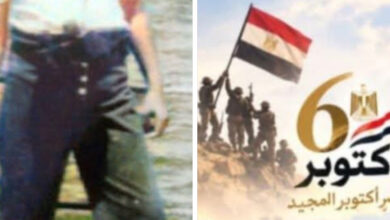 بقلم المؤرخ العسكرى د. احمد على عطية الله مروى لكم اليوم قصة الدكتور عمرو عبد الجابر نجل القائد العظيم اللواء عبد الجابر أحمد على قائد كتيبة ٣٥ فهد فى حرب أكتوبر المجيدة أتى عرف رجالها بصائدى الدبابات أو أكلة الدبأبات و الذي كان دائم الزيارة للجبهة في فترة ما قبل حرب أكتوبر المجيدة وكان وقتها تلميذًا في المرحلة الابتدائية في التاسعة من عمره يروي لنا ذكرياته بالجبهة كأصغر جندي بالجيش المصري.. يقول الدكتور عمرو: كنت أذهب كل صيف إلى الجبهة وكنت أعشق فايد والسفر إلى هناك.. كنت أفرح جدًا وأنا أجري وألعب في هذه الكتيبة وكنت فرحانًا جدًا لأني طفل يبلغ من العمر9 سنوات والجميع يحبني وكانت عندي هواية معرفة كل شيء.. وأي شيء.. وأحب حضور الطابور وأشاهد تحويل العساكر إلى مكتب القائد.. ومع أن أبي كان لا يحرمني من شيء إلا هذه.. فكان أبي يحرمني حضور المكتب أثناء تحويل الجنود لأنه يكون شخصًا آخر.. كان قاسيًا وحازمًا جدًا وخاصة عندما يشعر أن هذا الجندي الذي أمامه لا يعرف قيمة مصر.. كنت أغضب من والدي لأن وقتها كنت طفلًا لا أعرف غرضه من وراء حزمه وقسوته على الجنود.. وكانت قسوة مطلوبة حتى يعرف الجميع الهدف من وجودهم هو تحرير أرضنا وكانت تبدأ رحلة الزيارة من فندق الضباط بالزمالك بمدينة القاهرة.. وكنت أعشق هذا الفندق كان بجواره المسرح حيث كنت أحب أن أرى الفنانين.. وكان موعد رحلة السفر إلى فايد تتغير.. مرة فجرًا, ومرة صباحًا, ومرة بعد العشاء ونصل إلى الكتيبة وتنطق للحراسة بكلمة سر الليل. كنت أنام طوال الطريق وأحب أن أستيقظ لأسمع كلمة سر اللليل وأحفظها.. وأستيقظ صباحًا لأتجول, وأتعمد الخروج بالعربة مع حمدي شرف السائق.. وعندما يسأل جندي الحراسة عن كلمة السر أقولها.. وكانت غلط.. أقول لحمدي: ليه؟ أنا حافظها.. وكانت تتغير كل عدة ساعات.. وحمدي يقول لي كلمة سر جديدة وأقولها وأدخل الكتيبة, وأقابل أي جندي أقف بجواره وأقول له: تعال يا جندي.. أنت من فين؟ وكنت أحب جدًا الشرقية والمنصورة والإسكندرية.. لأن كل الجنود أشعر أنهم جنود لهم هدف.. فيقول: جندي كذا من الشرقية. أقول له: فيه أي مشكلة عندك؟ فيقول: عايز كذا.. فأذهب لقائد فصيلته أتفاهم معه.. أقول له طيب عشان خاطري حل له هذه المشكلة.. وطبعًا كان يرفض.. فأذهب لقا من ذكريات حرب أكتوبر ٧٣ قصة صبى عاش بالجبهة عمرو عبد الجابر