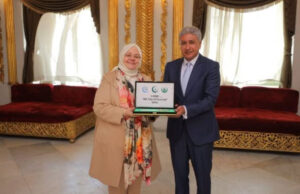 عبدالمنعم البدوي

في خطوة تعكس مكانة القاهرة التاريخية والحضارية، واحتفاءً باختيارها عاصمة للسياحة للدول الأعضاء بمنظمة التعاون الإسلامي لعام 2026، افتتح السيد شريف فتحي، وزير السياحة والآثار، اليوم، ورشة عمل بعنوان «الإدارة المجتمعية للسياحة التراثية الإسلامية والريفية»، بقصر الأمير محمد علي بالمنيل، بالتعاون مع مركز البحوث الإحصائية والاقتصادية والاجتماعية والتدريب للدول الإسلامية (SESRIC)، التابع لمنظمة التعاون الإسلامي.

شهد الافتتاح السيدة زهرة زمرد سلجوق، المدير العام لمركز SESRIC، والدكتور محمود أرول قليج، المدير العام لمركز الأبحاث للتاريخ والفنون والثقافة الإسلامية، والدكتور هشام الليثي، الأمين العام للمجلس الأعلى للآثار، إلى جانب عدد من قيادات وزارة السياحة والآثار والمجلس الأعلى للآثار.

شريف فتحي: صون التراث أولوية وطنية

وأكد وزير السياحة والآثار، في كلمته خلال الافتتاح، أهمية تعزيز التعاون مع المؤسسات والمنظمات التابعة لمنظمة التعاون الإسلامي، وتوسيع آفاق العمل المشترك وتبادل الخبرات في مجالات السياحة التراثية والريفية، مشيراً إلى الاتفاق على دراسة وتنفيذ عدد من المشروعات المشتركة خلال الفترة المقبلة، وذلك في إطار التعاون مع مركز SESRIC.

واستعرض الوزير ما تتمتع به مصر من ثراء سياحي وأثري وثقافي، وتنوع فريد في المنتجات والتجارب السياحية التي تمنح الزائر فرصة استكشاف أنماط متعددة من السياحة خلال رحلة واحدة، مؤكداً أن القاهرة التاريخية تمثل نموذجاً بارزاً لهذا التنوع، بما تضمه من مبانٍ ومواقع أثرية وتراثية تحكي فصولاً متعاقبة من تاريخ مصر وحضاراتها.

وشدد فتحي على أن الحفاظ على الآثار وصون التراث الثقافي وضمان استدامتهما يأتي في مقدمة أولويات الدولة المصرية، موضحاً أن تطوير الخدمات السياحية بالمواقع الأثرية، بالتعاون مع القطاع الخاص، يجري وفق ضوابط ومعايير تضمن حماية الآثار والحفاظ على قيمتها التاريخية والحضارية.

وأعرب الوزير عن تطلعه إلى أن تسهم الورشة في تبادل التجارب الناجحة في إدارة السياحة التراثية، وتعزيز الاستفادة من الخبرات الدولية، إلى جانب تعريف المشاركين بالمقومات السياحية والثقافية التي تجعل مصر وجهة استثنائية للسياحة بمختلف أنماطها.

المفتاح الرمزي للقاهرة.. احتفاء بلقب عاصمة السياحة الإسلامية

وفي لفتة احتفالية تعكس أهمية الحدث، سلمت السيدة زهرة زمرد سلجوق، المدير العام لمركز SESRIC، السيد شريف فتحي المفتاح الرمزي للقاهرة، احتفاءً باختيارها عاصمة للسياحة للدول الأعضاء بمنظمة التعاون الإسلامي لعام 2026.

كما شهدت الفعالية عرض مجموعة من الأفلام الترويجية التي أبرزت تنوع المقصد السياحي المصري، وما تزخر به القاهرة من مقومات ومعالم متميزة، إلى جانب فيلم تعريفي عن متحف الفن الإسلامي بالقاهرة، استعرض جانباً من مقتنياته الأثرية والفنية التي توثق تطور الفنون الإسلامية عبر العصور.

جولة بقصر الأمير محمد علي وزيارات للمواقع التراثية

وعقب الافتتاح، أجرى وزير السياحة والآثار، برفقة المدير العام لمركز SESRIC، جولة داخل قصر الأمير محمد علي بالمنيل، شملت قاعة العرش والحديقة، حيث استمعا إلى شرح حول تاريخ القصر وقيمته المعمارية والفنية وما يضمه من عناصر ومقتنيات أثرية متميزة.

ومن المقرر أن يشمل برنامج الورشة زيارات ميدانية لعدد من المواقع الأثرية والتراثية بالقاهرة، لإطلاع المشاركين على التجربة المصرية في إدارة المواقع التراثية وصونها، والتعرف على سبل تعزيز دور المجتمعات المحلية في دعم السياحة المستدامة.

القاهرة.. تاريخ عريق وتجربة سياحية متكاملة

وكانت منظمة التعاون الإسلامي قد أعلنت اختيار القاهرة عاصمة للسياحة للدول الأعضاء لعام 2026، خلال الدورة الثانية عشرة لمؤتمر وزراء السياحة بالدول الأعضاء، التي عُقدت في أوزبكستان خلال يونيو 2024.

وأعدت وزارة السياحة والآثار ملف ترشيح القاهرة استناداً إلى ما تمتلكه المدينة من مقومات سياحية وتراثية وثقافية تتوافق مع معايير المنظمة، متضمناً مجموعة متنوعة من المسارات السياحية، من بينها المسارات التاريخية والأثرية والروحانية والثقافية والإنسانية والترفيهية، إلى جانب المسارات الحياتية والنيلية والمعالم الحديثة بالعاصمة الجديدة.

ويأتي هذا الاحتفاء تأكيداً لمكانة القاهرة بوصفها مدينة تجمع بين عراقة التاريخ وتنوع الثقافة وثراء التجربة السياحية، وفرصة لتعزيز التعاون بين الدول الأعضاء في حماية التراث الإسلامي والإنساني وتوظيفه في دعم السياحة المستدامة

القاهرة عاصمة السياحة الإسلامية 2026