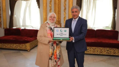 عبدالمنعم البدوي في خطوة تعكس مكانة القاهرة التاريخية والحضارية، واحتفاءً باختيارها عاصمة للسياحة للدول الأعضاء بمنظمة التعاون الإسلامي لعام 2026، افتتح السيد شريف فتحي، وزير السياحة والآثار، اليوم، ورشة عمل بعنوان «الإدارة المجتمعية للسياحة التراثية الإسلامية والريفية»، بقصر الأمير محمد علي بالمنيل، بالتعاون مع مركز البحوث الإحصائية والاقتصادية والاجتماعية والتدريب للدول الإسلامية (SESRIC)، التابع لمنظمة التعاون الإسلامي. شهد الافتتاح السيدة زهرة زمرد سلجوق، المدير العام لمركز SESRIC، والدكتور محمود أرول قليج، المدير العام لمركز الأبحاث للتاريخ والفنون والثقافة الإسلامية، والدكتور هشام الليثي، الأمين العام للمجلس الأعلى للآثار، إلى جانب عدد من قيادات وزارة السياحة والآثار والمجلس الأعلى للآثار. شريف فتحي: صون التراث أولوية وطنية وأكد وزير السياحة والآثار، في كلمته خلال الافتتاح، أهمية تعزيز التعاون مع المؤسسات والمنظمات التابعة لمنظمة التعاون الإسلامي، وتوسيع آفاق العمل المشترك وتبادل الخبرات في مجالات السياحة التراثية والريفية، مشيراً إلى الاتفاق على دراسة وتنفيذ عدد من المشروعات المشتركة خلال الفترة المقبلة، وذلك في إطار التعاون مع مركز SESRIC. واستعرض الوزير ما تتمتع به مصر من ثراء سياحي وأثري وثقافي، وتنوع فريد في المنتجات والتجارب السياحية التي تمنح الزائر فرصة استكشاف أنماط متعددة من السياحة خلال رحلة واحدة، مؤكداً أن القاهرة التاريخية تمثل نموذجاً بارزاً لهذا التنوع، بما تضمه من مبانٍ ومواقع أثرية وتراثية تحكي فصولاً متعاقبة من تاريخ مصر وحضاراتها. وشدد فتحي على أن الحفاظ على الآثار وصون التراث الثقافي وضمان استدامتهما يأتي في مقدمة أولويات الدولة المصرية، موضحاً أن تطوير الخدمات السياحية بالمواقع الأثرية، بالتعاون مع القطاع الخاص، يجري وفق ضوابط ومعايير تضمن حماية الآثار والحفاظ على قيمتها التاريخية والحضارية. وأعرب الوزير عن تطلعه إلى أن تسهم الورشة في تبادل التجارب الناجحة في إدارة السياحة التراثية، وتعزيز الاستفادة من الخبرات الدولية، إلى جانب تعريف المشاركين بالمقومات السياحية والثقافية التي تجعل مصر وجهة استثنائية للسياحة بمختلف أنماطها. المفتاح الرمزي للقاهرة.. احتفاء بلقب عاصمة السياحة الإسلامية وفي لفتة احتفالية تعكس أهمية الحدث، سلمت السيدة زهرة زمرد سلجوق، المدير العام لمركز SESRIC، السيد شريف فتحي المفتاح الرمزي للقاهرة، احتفاءً باختيارها عاصمة للسياحة للدول الأعضاء بمنظمة التعاون الإسلامي لعام 2026. كما شهدت الفعالية عرض مجموعة من الأفلام الترويجية التي أبرزت تنوع المقصد السياحي المصري، وما تزخر به القاهرة من مقومات ومعالم متميزة، إلى جانب فيلم تعريفي عن متحف الفن الإسلامي بالقاهرة، استعرض جانباً من مقتنياته الأثرية والفنية التي توثق تطور الفنون الإسلامية عبر العصور. جولة بقصر الأمير محمد علي وزيارات للمواقع التراثية وعقب الافتتاح، أجرى وزير السياحة والآثار، برفقة المدير العام لمركز SESRIC، جولة داخل قصر الأمير محمد علي بالمنيل، شملت قاعة العرش والحديقة، حيث استمعا إلى شرح حول تاريخ القصر وقيمته المعمارية والفنية وما يضمه من عناصر ومقتنيات أثرية متميزة. ومن المقرر أن يشمل برنامج الورشة زيارات ميدانية لعدد من المواقع الأثرية والتراثية بالقاهرة، لإطلاع المشاركين على التجربة المصرية في إدارة المواقع التراثية وصونها، والتعرف على سبل تعزيز دور المجتمعات المحلية في دعم السياحة المستدامة. القاهرة.. تاريخ عريق وتجربة سياحية متكاملة وكانت منظمة التعاون الإسلامي قد أعلنت اختيار القاهرة عاصمة للسياحة للدول الأعضاء لعام 2026، خلال الدورة الثانية عشرة لمؤتمر وزراء السياحة بالدول الأعضاء، التي عُقدت في أوزبكستان خلال يونيو 2024. وأعدت وزارة السياحة والآثار ملف ترشيح القاهرة استناداً إلى ما تمتلكه المدينة من مقومات سياحية وتراثية وثقافية تتوافق مع معايير المنظمة، متضمناً مجموعة متنوعة من المسارات السياحية، من بينها المسارات التاريخية والأثرية والروحانية والثقافية والإنسانية والترفيهية، إلى جانب المسارات الحياتية والنيلية والمعالم الحديثة بالعاصمة الجديدة. ويأتي هذا الاحتفاء تأكيداً لمكانة القاهرة بوصفها مدينة تجمع بين عراقة التاريخ وتنوع الثقافة وثراء التجربة السياحية، وفرصة لتعزيز التعاون بين الدول الأعضاء في حماية التراث الإسلامي والإنساني وتوظيفه في دعم السياحة المستدامة القاهرة عاصمة السياحة الإسلامية 2026