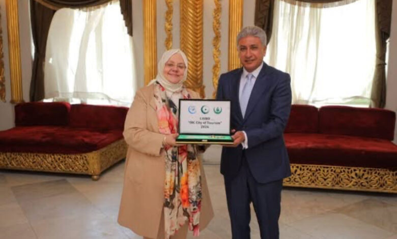 عبدالمنعم البدوي في خطوة تعكس مكانة القاهرة التاريخية والحضارية، واحتفاءً باختيارها عاصمة للسياحة للدول الأعضاء بمنظمة التعاون الإسلامي لعام 2026، افتتح السيد شريف فتحي، وزير السياحة والآثار، اليوم، ورشة عمل بعنوان «الإدارة المجتمعية للسياحة التراثية الإسلامية والريفية»، بقصر الأمير محمد علي بالمنيل، بالتعاون مع مركز البحوث الإحصائية والاقتصادية والاجتماعية والتدريب للدول الإسلامية (SESRIC)، التابع لمنظمة التعاون الإسلامي. شهد الافتتاح السيدة زهرة زمرد سلجوق، المدير العام لمركز SESRIC، والدكتور محمود أرول قليج، المدير العام لمركز الأبحاث للتاريخ والفنون والثقافة الإسلامية، والدكتور هشام الليثي، الأمين العام للمجلس الأعلى للآثار، إلى جانب عدد من قيادات وزارة السياحة والآثار والمجلس الأعلى للآثار. شريف فتحي: صون التراث أولوية وطنية وأكد وزير السياحة والآثار، في كلمته خلال الافتتاح، أهمية تعزيز التعاون مع المؤسسات والمنظمات التابعة لمنظمة التعاون الإسلامي، وتوسيع آفاق العمل المشترك وتبادل الخبرات في مجالات السياحة التراثية والريفية، مشيراً إلى الاتفاق على دراسة وتنفيذ عدد من المشروعات المشتركة خلال الفترة المقبلة، وذلك في إطار التعاون مع مركز SESRIC. واستعرض الوزير ما تتمتع به مصر من ثراء سياحي وأثري وثقافي، وتنوع فريد في المنتجات والتجارب السياحية التي تمنح الزائر فرصة استكشاف أنماط متعددة من السياحة خلال رحلة واحدة، مؤكداً أن القاهرة التاريخية تمثل نموذجاً بارزاً لهذا التنوع، بما تضمه من مبانٍ ومواقع أثرية وتراثية تحكي فصولاً متعاقبة من تاريخ مصر وحضاراتها. وشدد فتحي على أن الحفاظ على الآثار وصون التراث الثقافي وضمان استدامتهما يأتي في مقدمة أولويات الدولة المصرية، موضحاً أن تطوير الخدمات السياحية بالمواقع الأثرية، بالتعاون مع القطاع الخاص، يجري وفق ضوابط ومعايير تضمن حماية الآثار والحفاظ على قيمتها التاريخية والحضارية. وأعرب الوزير عن تطلعه إلى أن تسهم الورشة في تبادل التجارب الناجحة في إدارة السياحة التراثية، وتعزيز الاستفادة من الخبرات الدولية، إلى جانب تعريف المشاركين بالمقومات السياحية والثقافية التي تجعل مصر وجهة استثنائية للسياحة بمختلف أنماطها. المفتاح الرمزي للقاهرة.. احتفاء بلقب عاصمة السياحة الإسلامية وفي لفتة احتفالية تعكس أهمية الحدث، سلمت السيدة زهرة زمرد سلجوق، المدير العام لمركز SESRIC، السيد شريف فتحي المفتاح الرمزي للقاهرة، احتفاءً باختيارها عاصمة للسياحة للدول الأعضاء بمنظمة التعاون الإسلامي لعام 2026. كما شهدت الفعالية عرض مجموعة من الأفلام الترويجية التي أبرزت تنوع المقصد السياحي المصري، وما تزخر به القاهرة من مقومات ومعالم متميزة، إلى جانب فيلم تعريفي عن متحف الفن الإسلامي بالقاهرة، استعرض جانباً من مقتنياته الأثرية والفنية التي توثق تطور الفنون الإسلامية عبر العصور. جولة بقصر الأمير محمد علي وزيارات للمواقع التراثية وعقب الافتتاح، أجرى وزير السياحة والآثار، برفقة المدير العام لمركز SESRIC، جولة داخل قصر الأمير محمد علي بالمنيل، شملت قاعة العرش والحديقة، حيث استمعا إلى شرح حول تاريخ القصر وقيمته المعمارية والفنية وما يضمه من عناصر ومقتنيات أثرية متميزة. ومن المقرر أن يشمل برنامج الورشة زيارات ميدانية لعدد من المواقع الأثرية والتراثية بالقاهرة، لإطلاع المشاركين على التجربة المصرية في إدارة المواقع التراثية وصونها، والتعرف على سبل تعزيز دور المجتمعات المحلية في دعم السياحة المستدامة. القاهرة.. تاريخ عريق وتجربة سياحية متكاملة وكانت منظمة التعاون الإسلامي قد أعلنت اختيار القاهرة عاصمة للسياحة للدول الأعضاء لعام 2026، خلال الدورة الثانية عشرة لمؤتمر وزراء السياحة بالدول الأعضاء، التي عُقدت في أوزبكستان خلال يونيو 2024. وأعدت وزارة السياحة والآثار ملف ترشيح القاهرة استناداً إلى ما تمتلكه المدينة من مقومات سياحية وتراثية وثقافية تتوافق مع معايير المنظمة، متضمناً مجموعة متنوعة من المسارات السياحية، من بينها المسارات التاريخية والأثرية والروحانية والثقافية والإنسانية والترفيهية، إلى جانب المسارات الحياتية والنيلية والمعالم الحديثة بالعاصمة الجديدة. ويأتي هذا الاحتفاء تأكيداً لمكانة القاهرة بوصفها مدينة تجمع بين عراقة التاريخ وتنوع الثقافة وثراء التجربة السياحية، وفرصة لتعزيز التعاون بين الدول الأعضاء في حماية التراث الإسلامي والإنساني وتوظيفه في دعم السياحة المستدامة القاهرة عاصمة السياحة الإسلامية 2026