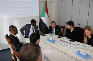حاكم إقليم دارفور ووكيل وزارة الخارجية يخاطبان جلسة إحاطة في برلين حول الحرب في السودان، وشروط تحقيق السلام والحوار الوطني والدعم الألماني للتعافي وإعادة الإعمار.